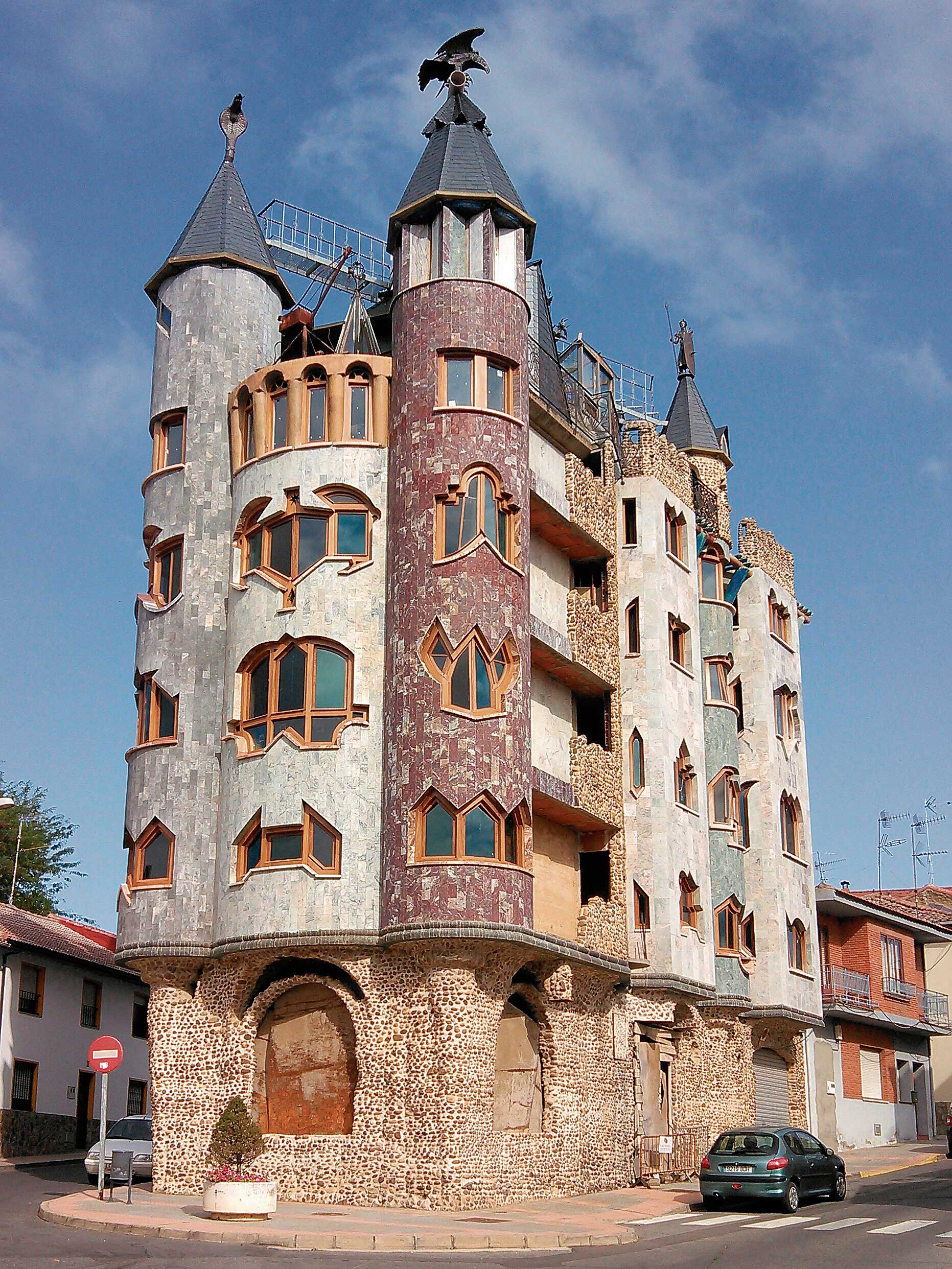 La espectacular e inacabada casa que Santiago Nava se sigue haciendo en Valencia de Don Juan. | JESÚS F.SALVADORES