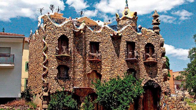 El Capricho de Gaudí o Capricho de Rillano, levantado por Juan Antonio Martínez Moreno en Rillo del Llano