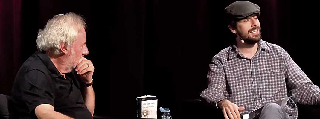 Llamazares y David Uclés en la presentación de ’El viaje de mi padre’ de la que se sacaron las frases de Ucles "reconciendo" que la guerra la perdieron todos. | L.N.C.