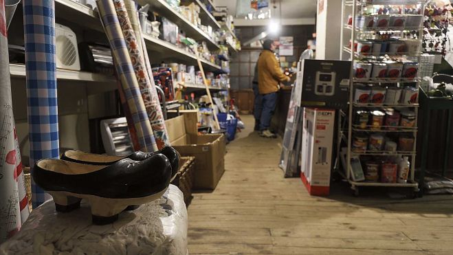 Vista de uno de los rincones de esta ferretería de Mansilla de las Mulas en la que es posible encontrar los más diversos productos. | FERNANDO OTERO