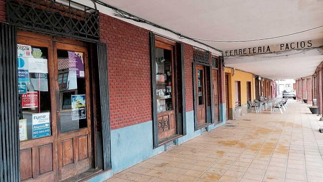 El histórico cartel, un símbolo del comercio en Mansilla