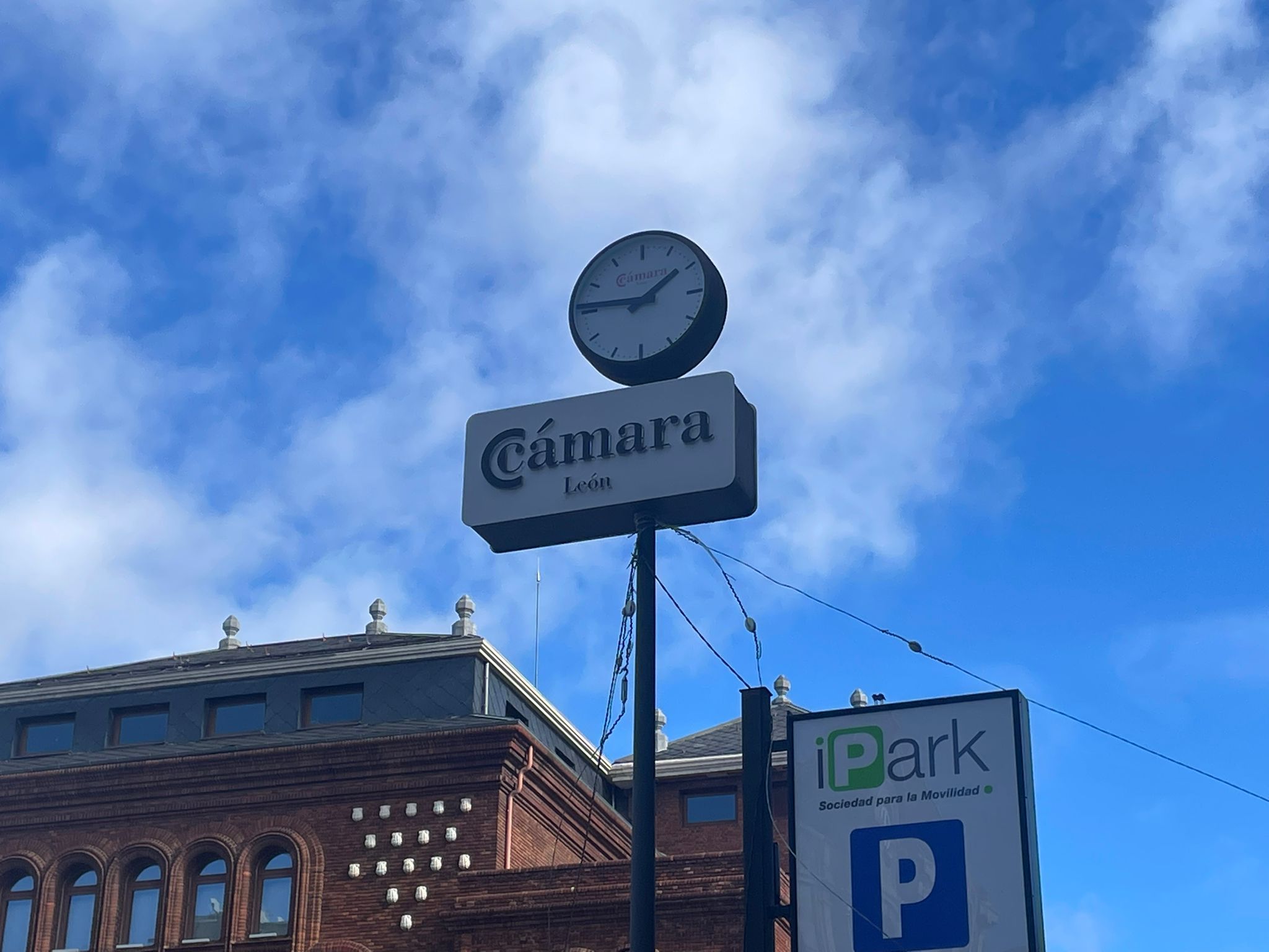 Imagen del reloj de Santo Domingo con el horario desactualizado de verano. | L.N.C.