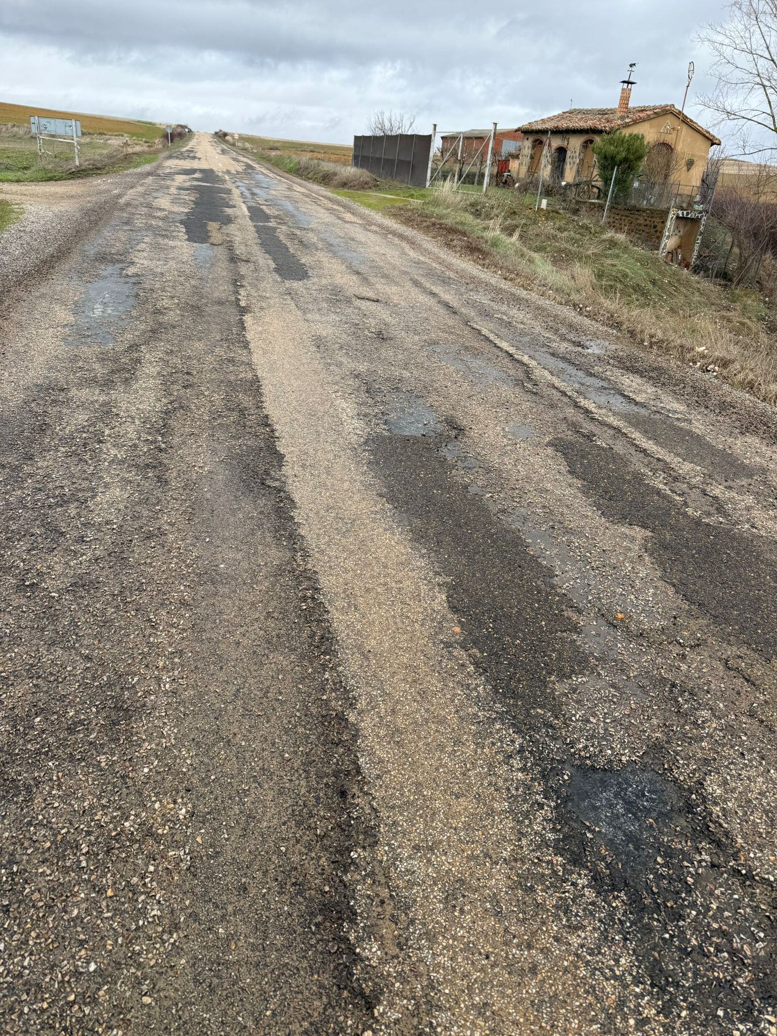 Estado actual de la carretera de Sahagún a Renedo de Valderaduey. | L.N.C.