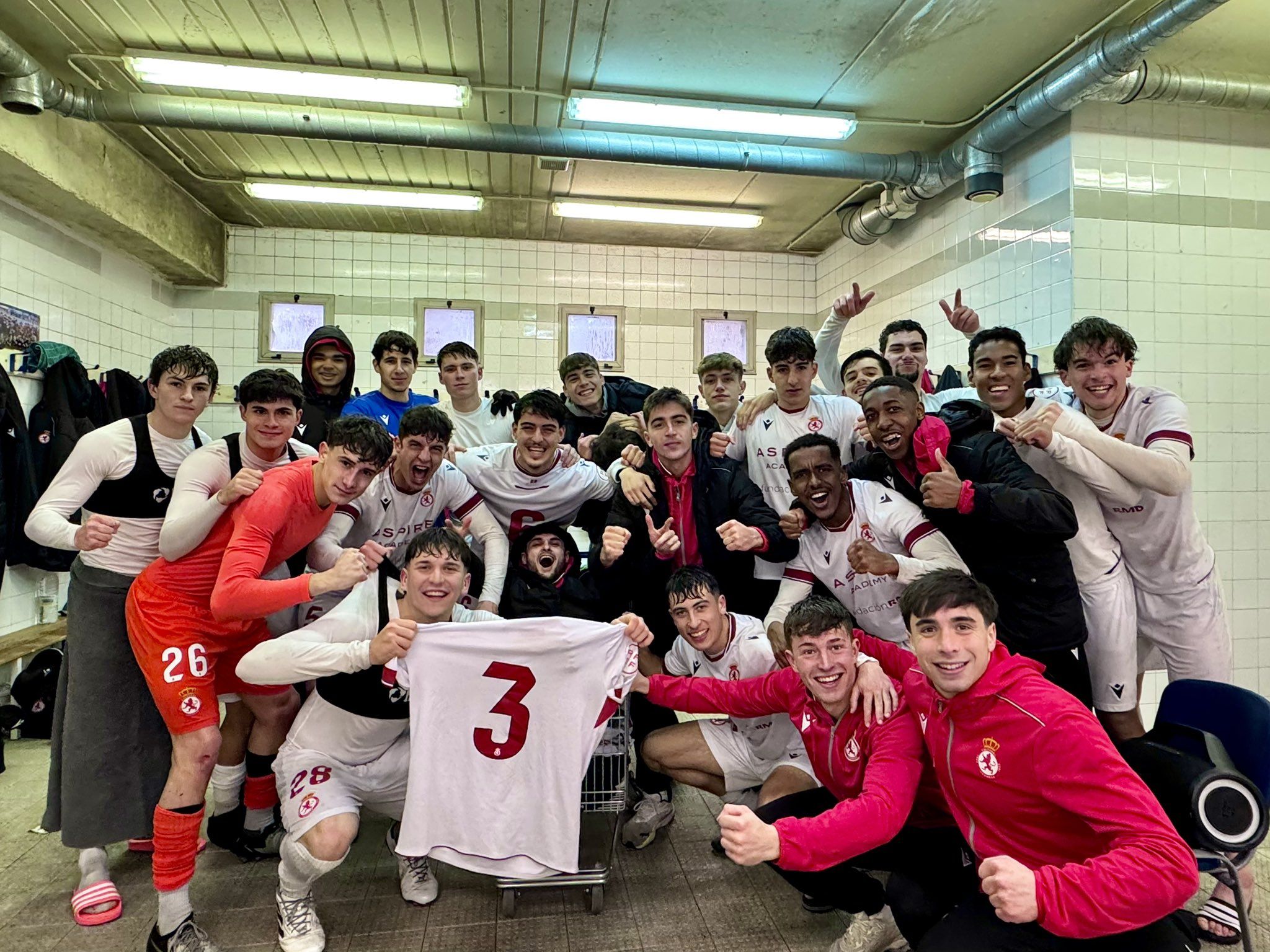 Celebración del Júpiter en el vestuario tras su tercera victoria consecuvita. CULTURAL