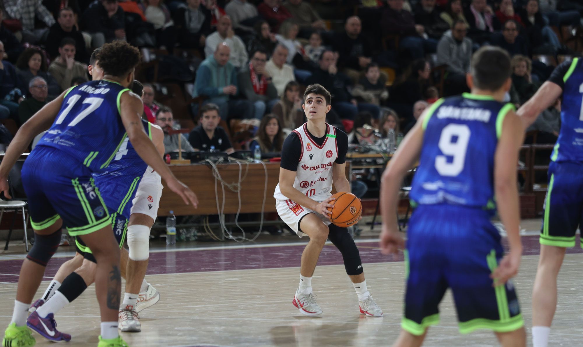 Bultó se dispone a lanzar durante el partido de la Cultural frente al Valle de Egües. | FERNANDO OTERO