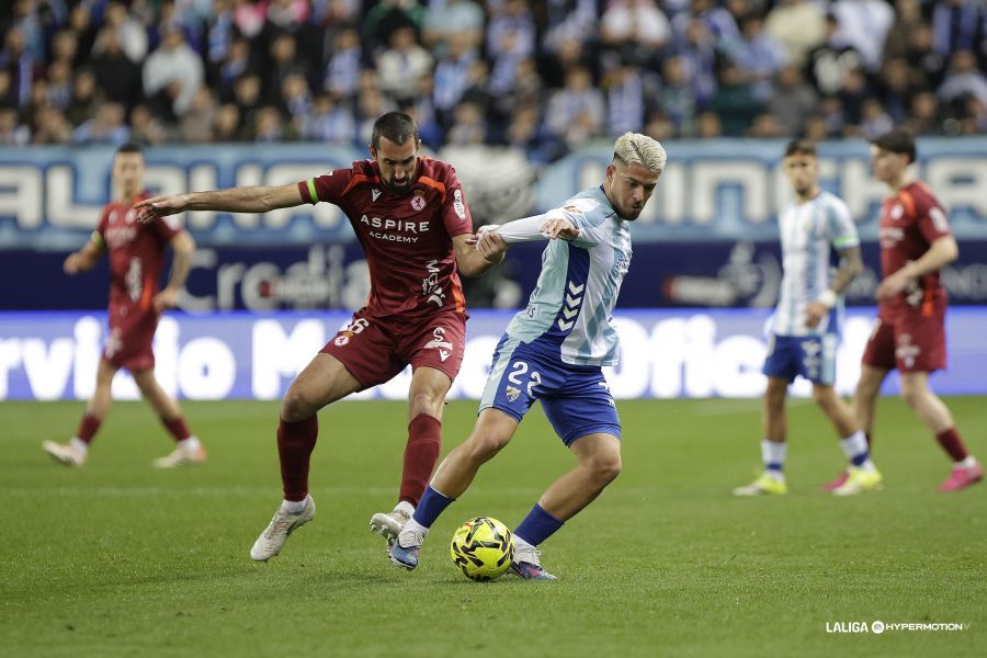 El mediocentro de la Cultural, Maestre, presiona la salida de balón del Málaga. | LALIGA
