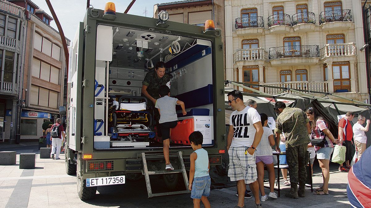 Los bañezanos pueden conocer por dentro una ambulancia 4x4. | ABAJO Los bañezanos pueden conocer por dentro una ambulancia 4x4. | ABAJO