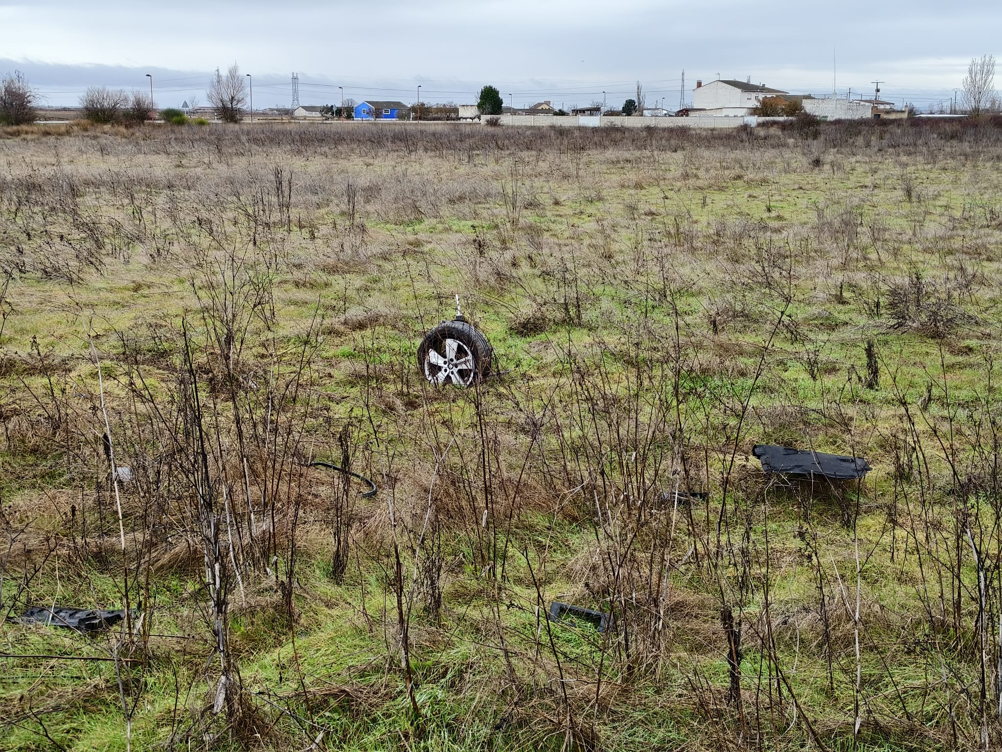 Una de las ruedas del vehículo accidentado que quedó en otra zona de la explanada. | A. RODRÍGUEZ