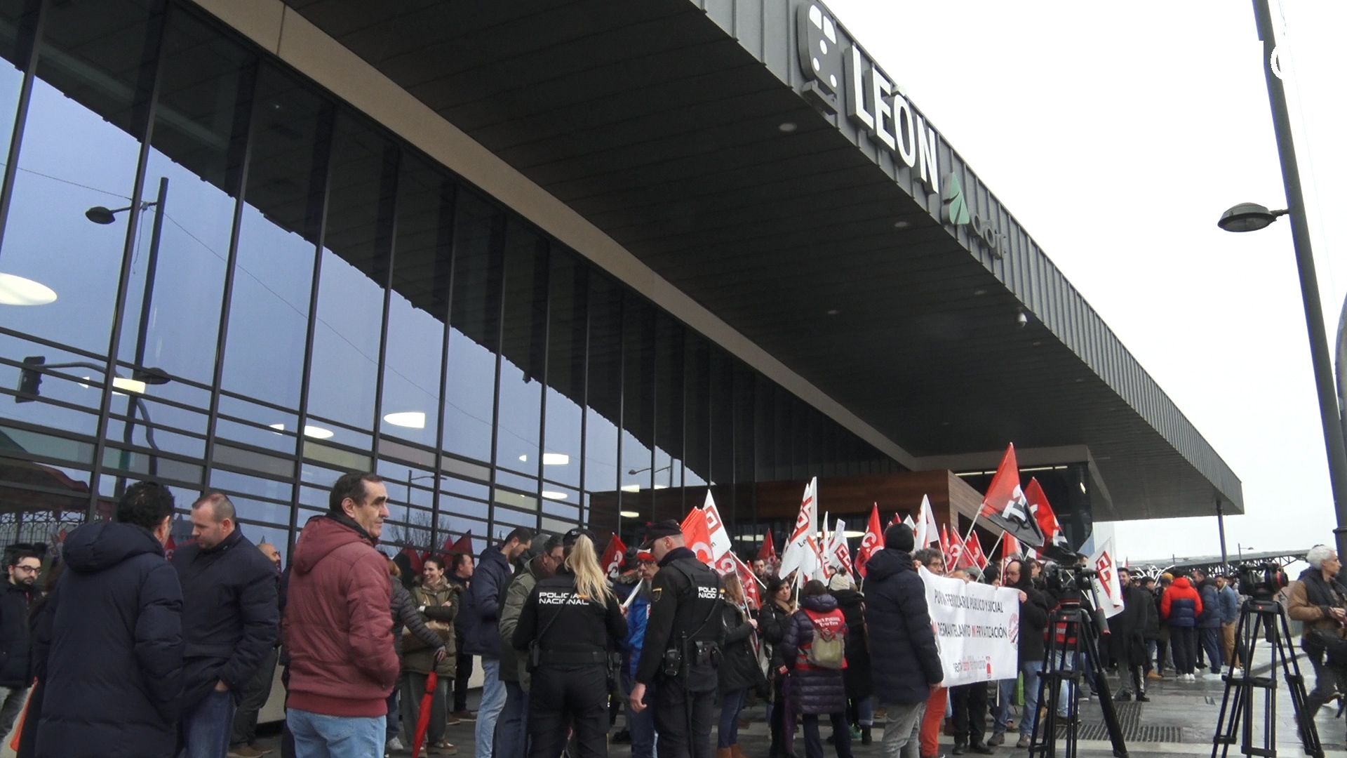 Una imagen de la huelga del sector ferroviario frente a las puertas de la estación de León. | L.PASTORIZA