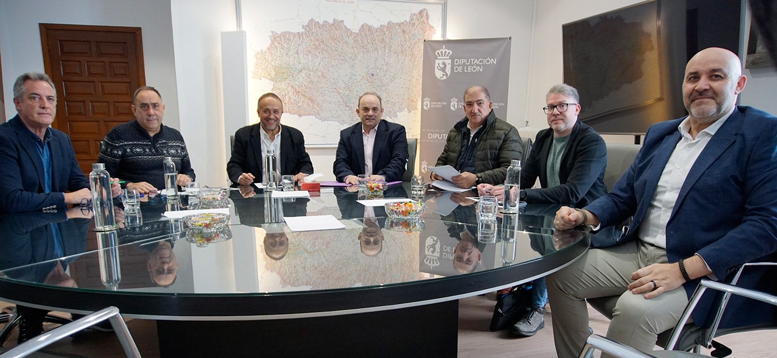 Un instante de la reunión mantenida en la Diputación