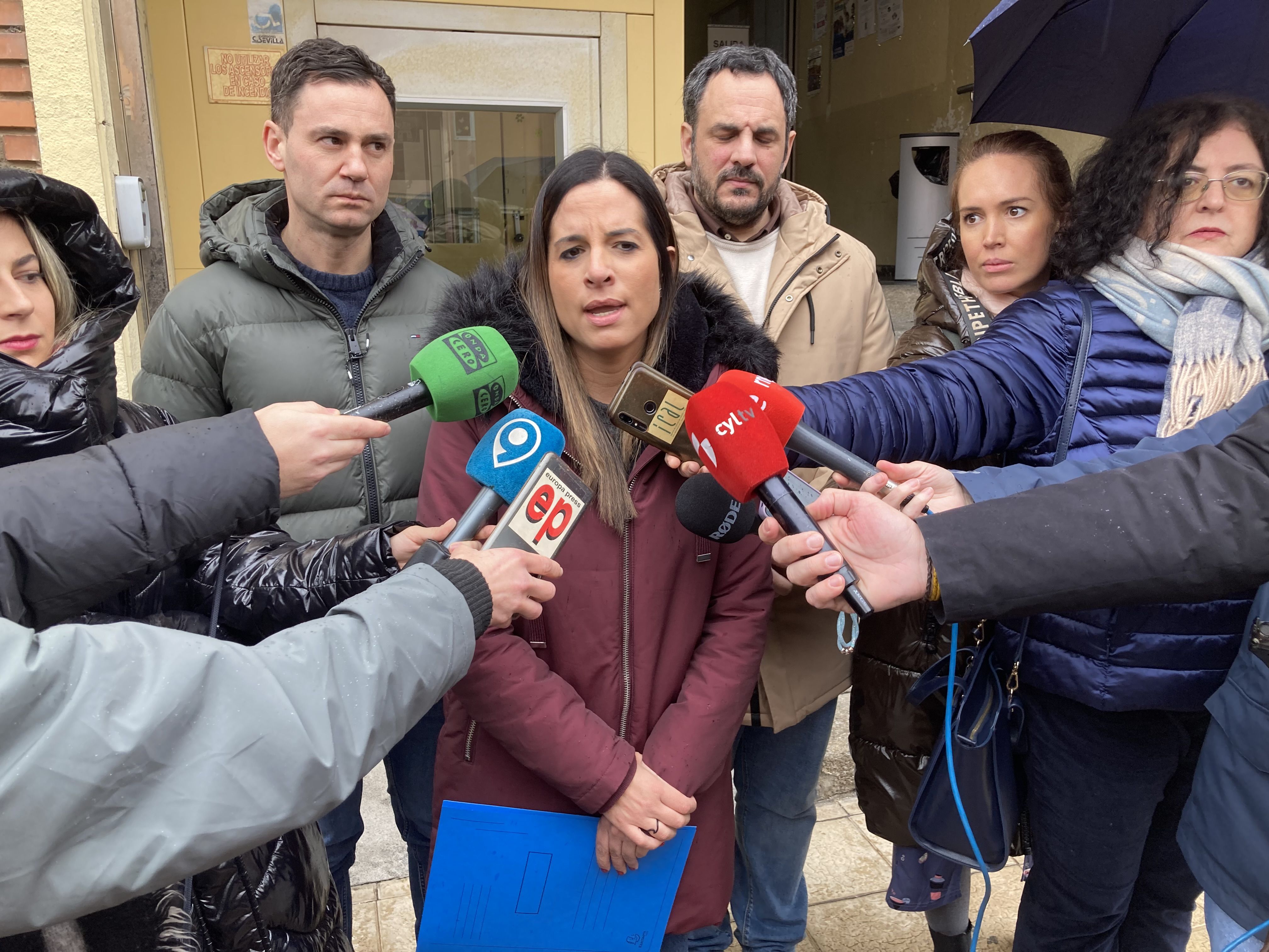 Nuria Rubio atiende a los medios. | ICAL