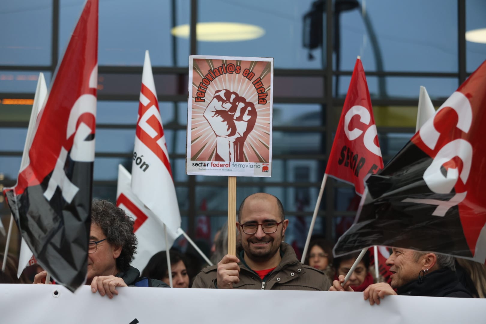 Los trabajadores del sector ferroviario se agruparon a las puertas de la estación de tren de León para protestar por la falta de inversión en seguridad. | F.OTERO 