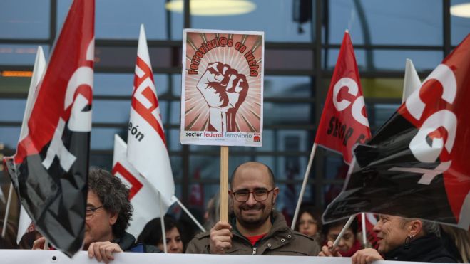 Los trabajadores del sector ferroviario se agruparon a las puertas de la estación de tren de León para protestar por la falta de inversión en seguridad. | F.OTERO 
