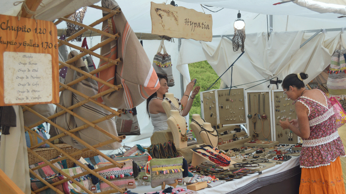 Un total de 45 puestos de artesanos y mercaderes componen el mercado.