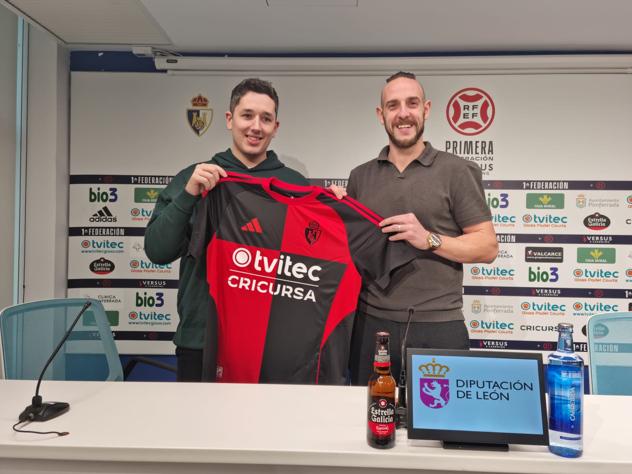 Steven Petkov posando con la camistea de la Ponferradina en su presentación en El Toralín. RAÚL FERNÁNDEZ