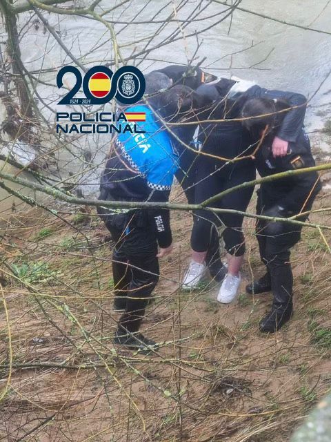 Los agentes de la Policía junto a la menor rescatada