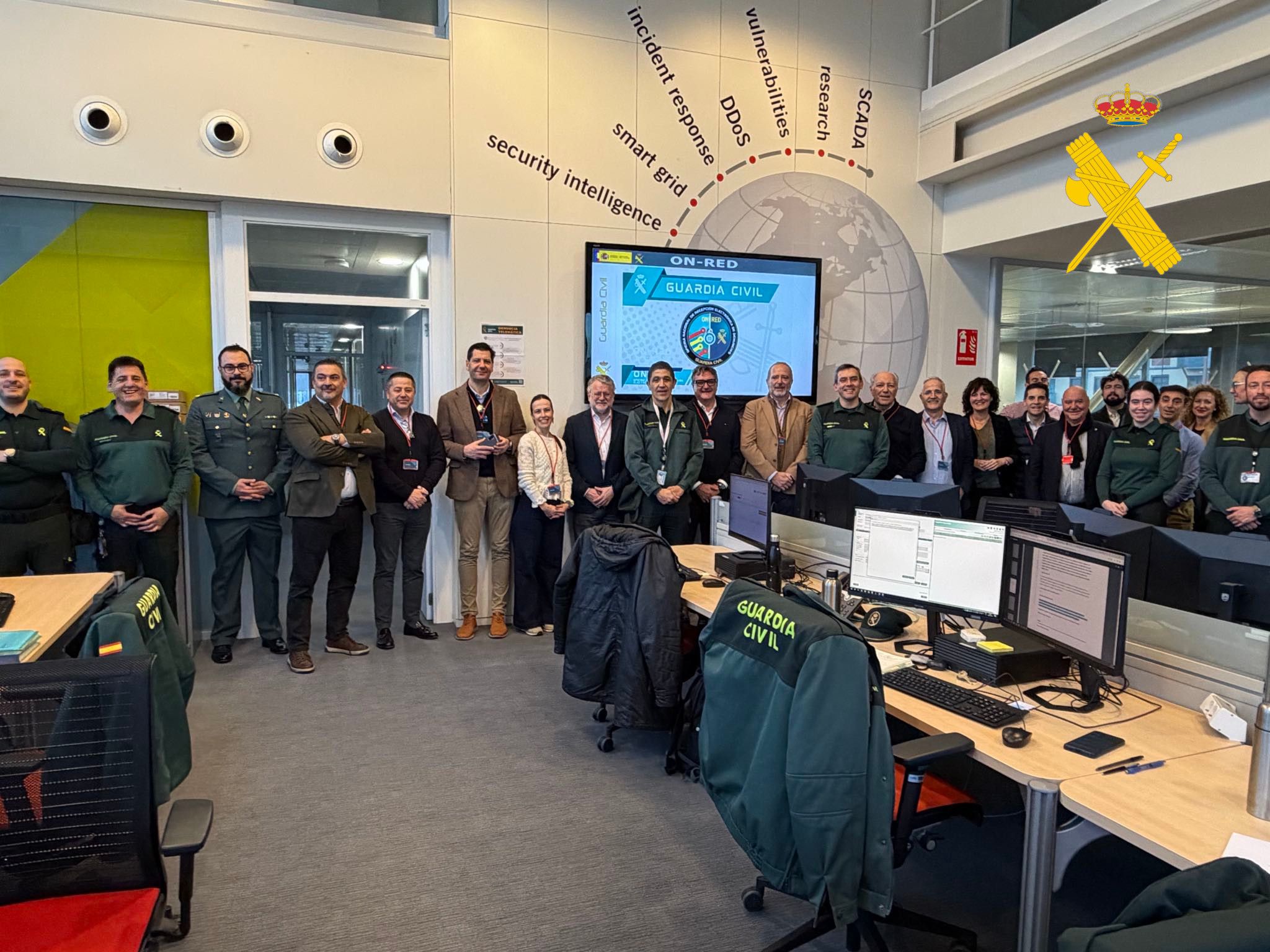 Foto de familia en las dependencias de la cibercomandancia