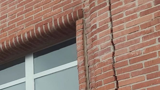 Grieta detectada en el pabellón de Flores del Sil.