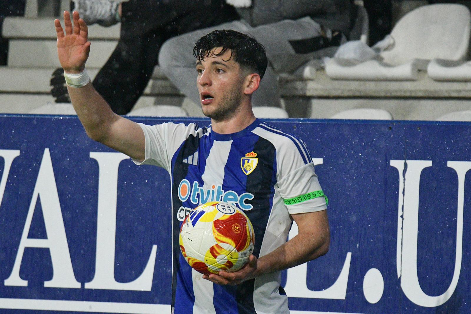 Vasco Sousa durante un saque de banda en el último partido en El Toralín. ENRIQUE RAMÓN