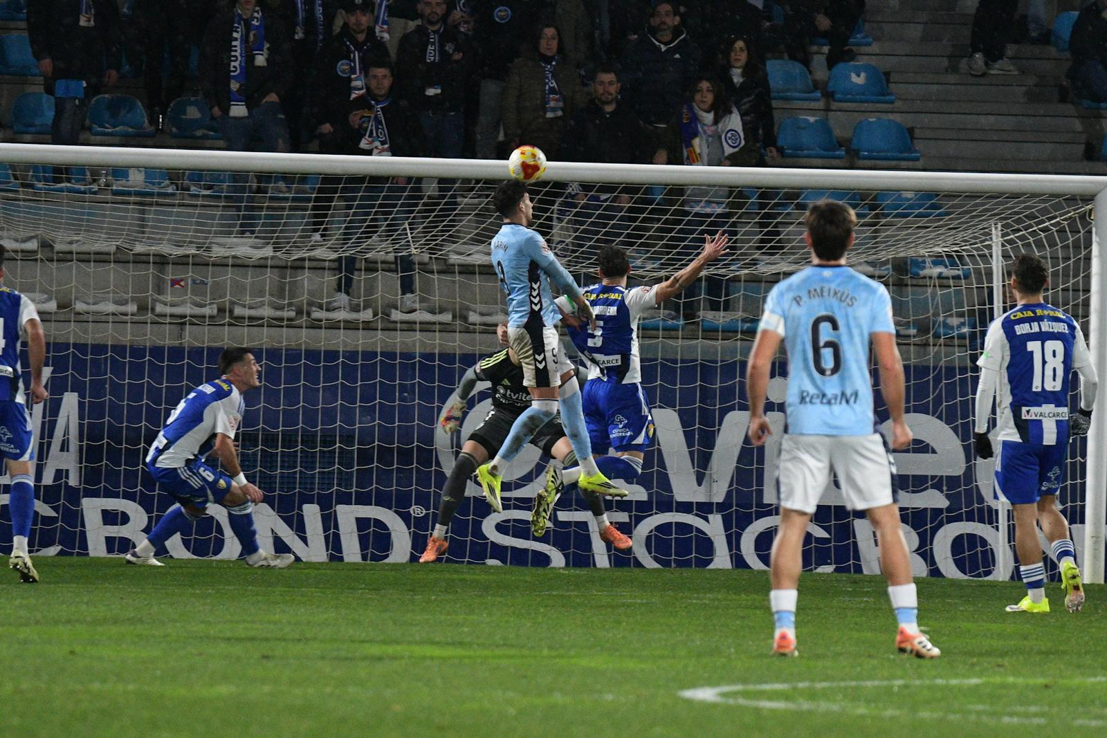 Uno de los pocos remates del Celta B ante la portería de Andrés. ENRIQUE RAMÓN