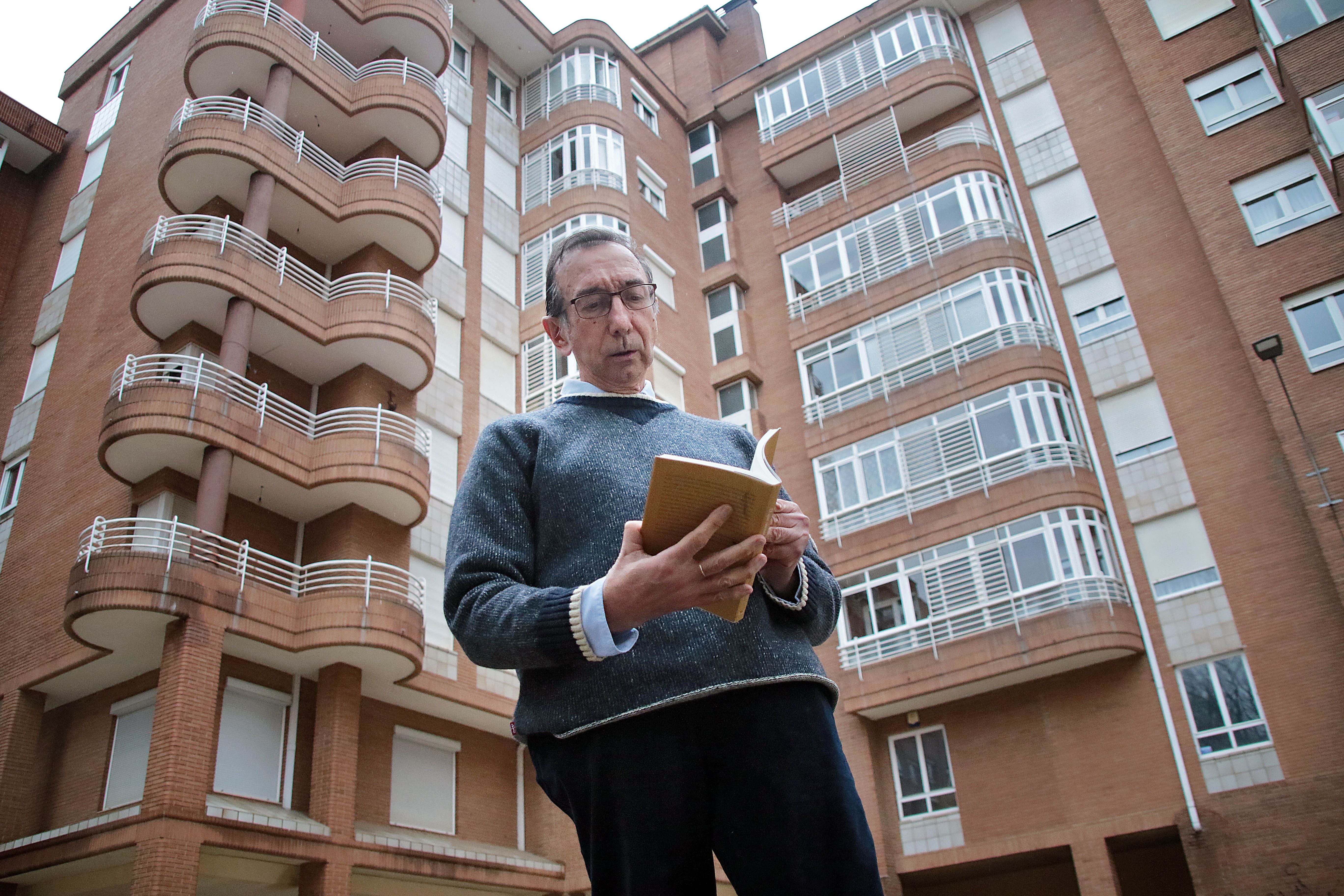 El escritor zamorano afincado en León, Tomás Sánchez Santiago. | PEIO GARCÍA (ICAL)