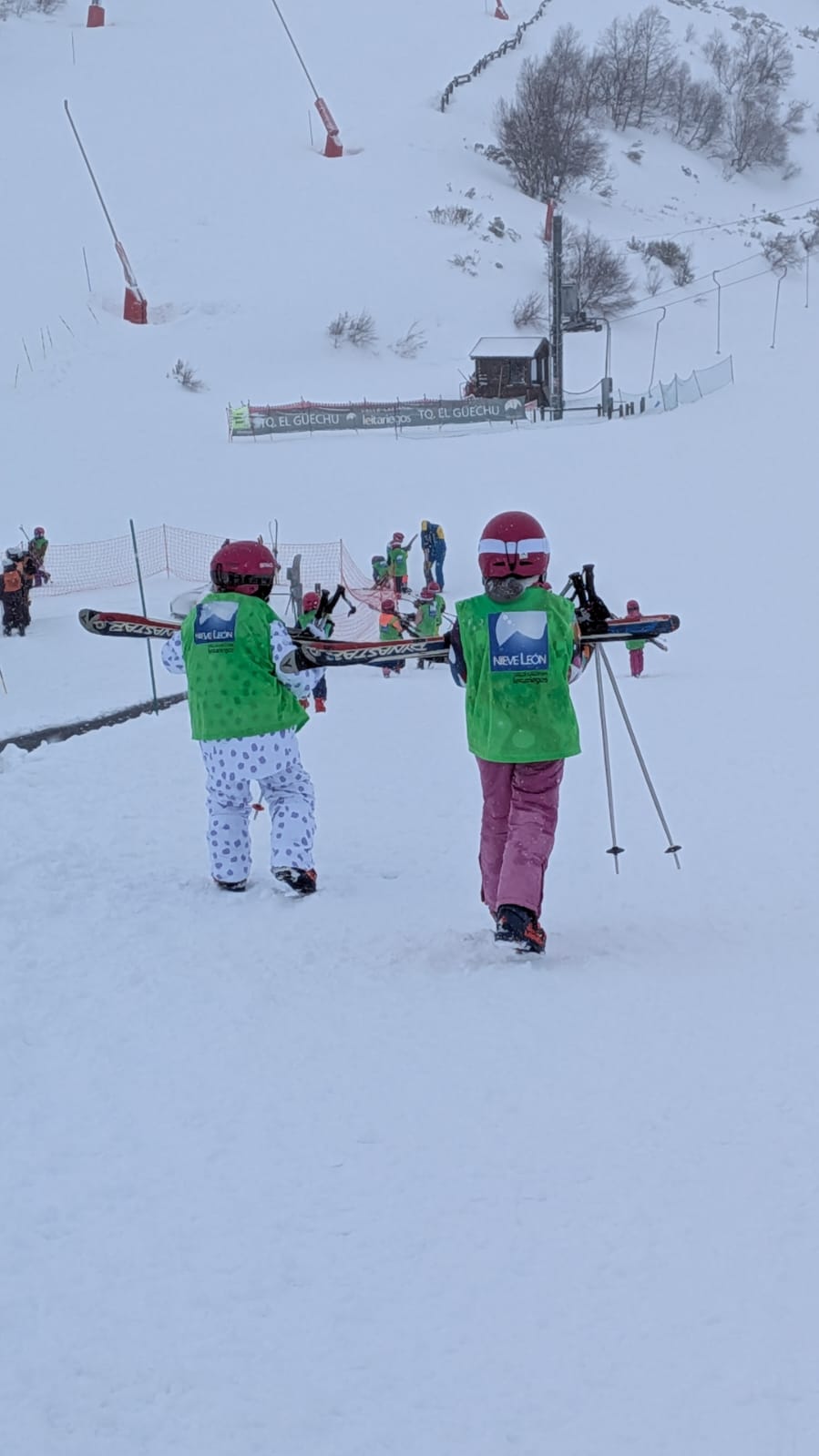 Niños en un curso de esquí