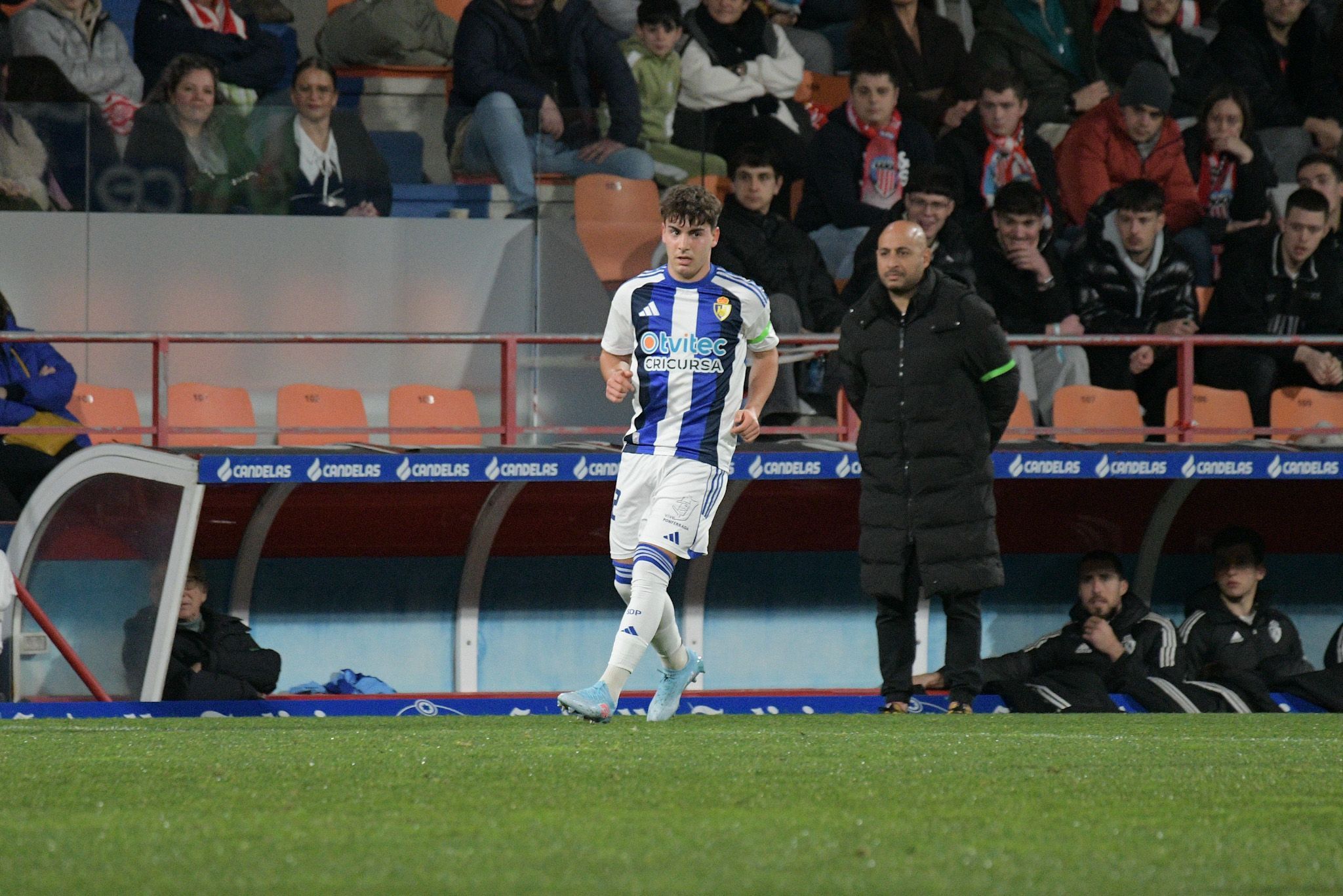 El nuevo lateral derecho de la Ponferradina, Koke Iglesias, en su primer partido de blanquiazul con Nafti de fondo. ENRIQUE RAMÓN