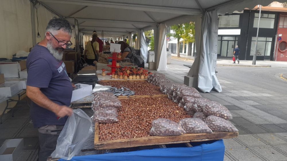 Uno de los últimos mercados de temporada en las calles de Ponferrada. | MAR IGLESIAS