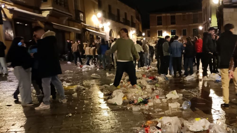 Imagen que presentaba la plaza de San Martín el pasado Jueves Santo de 2025. | L.N.C.