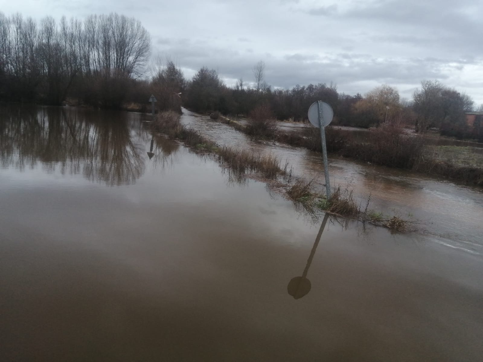 Río Tuerto totalmente desbordado.