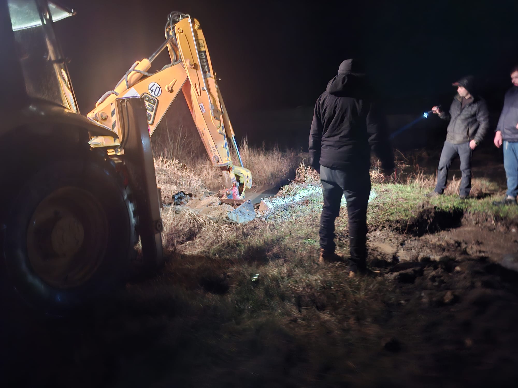 Labores de operarios del consistorio bañezano para la contención y desvío del agua. | L.N.C.