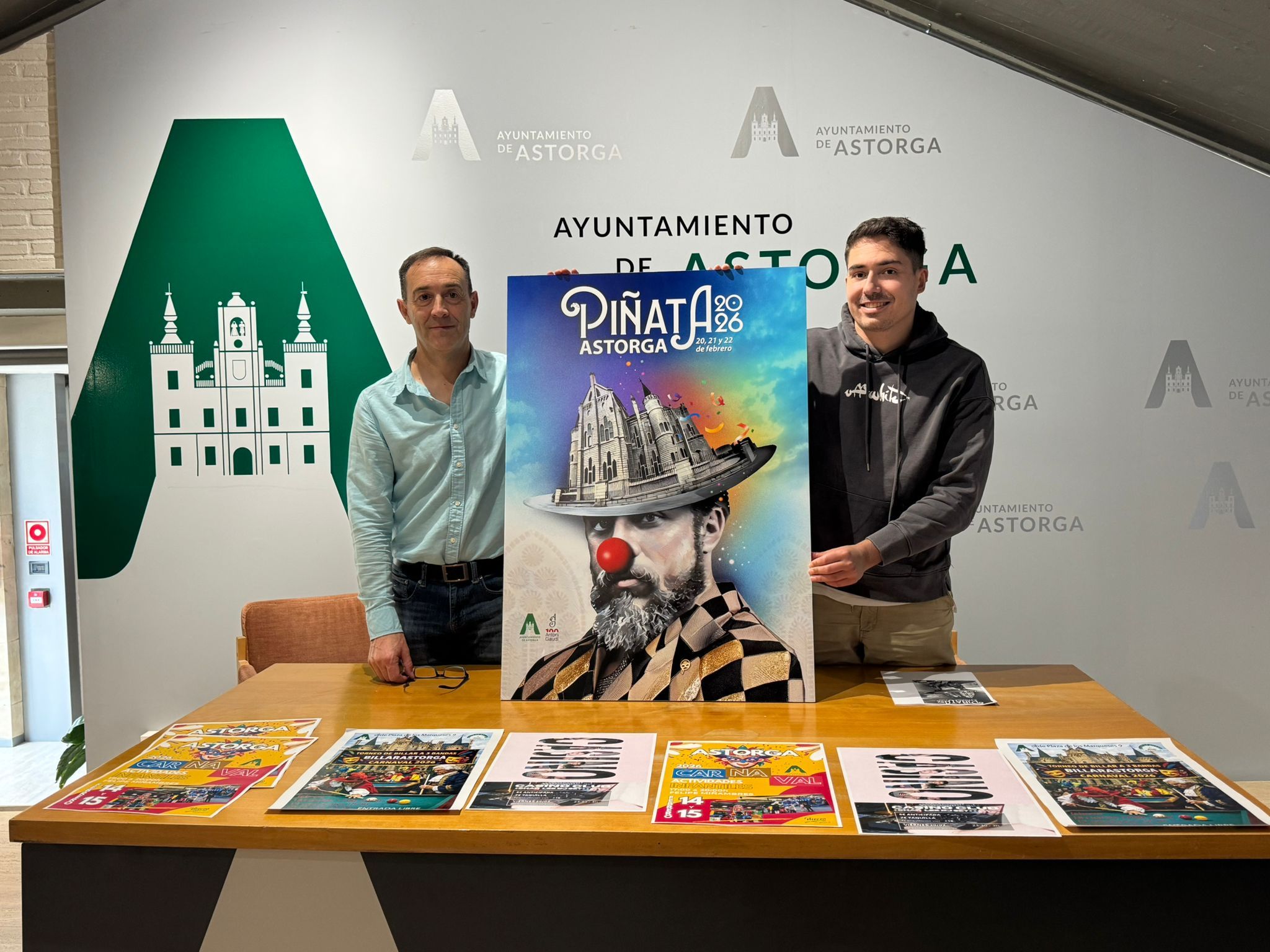 Julián García y Borja González presentando la programación de Piñata. | ALEJANDRO RODRÍGUEZ