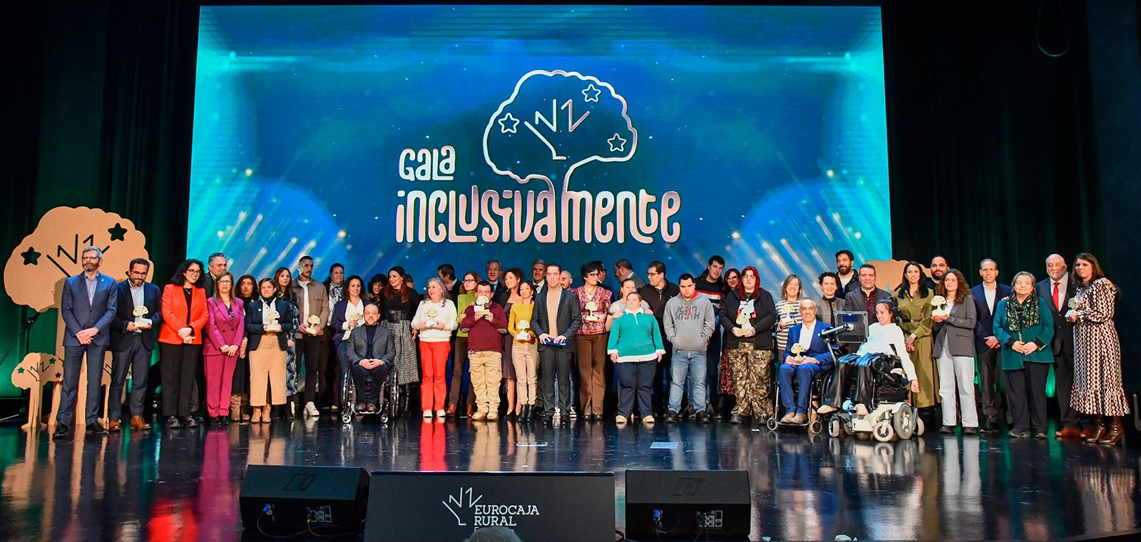 Foto de familia de los premiados en la gala