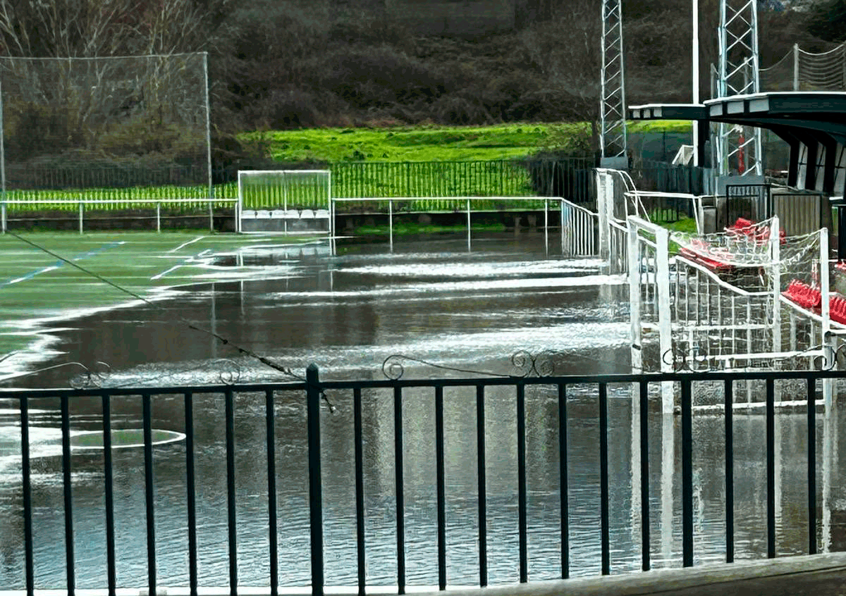 El crecimiento del río Boeza inundó las instalaciones del Atlético Bembibre. ATLÉTICOBEMBIBRE