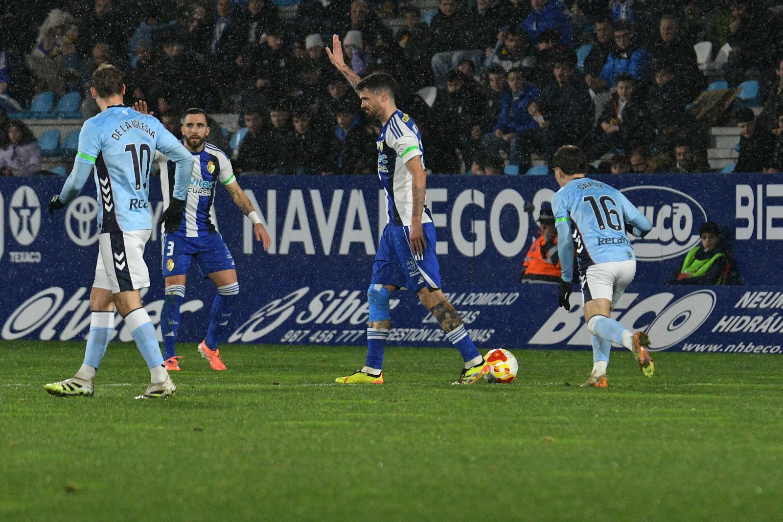Erik Morán pide el cambio contra el Celta Fortuna en su último partido en El Toralín. | ENRIQUE RAMÓN