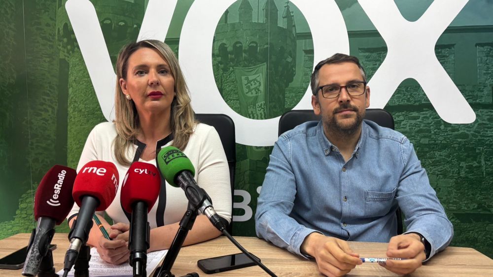 Los concejales de Vox en Ponferrada, Patricia González y Gerardo González. | JAVIER FERNÁNDEZ