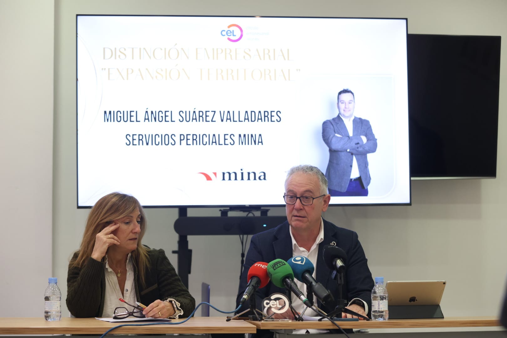 Azucena Ramos, coordinadora del Grupo de Mujeres Empresarias del CEL, y Nicesio Álvarez, secretario general del Círculo Empresarial Leonés, anunciaron los ganadores. | FERNANDO OTERO