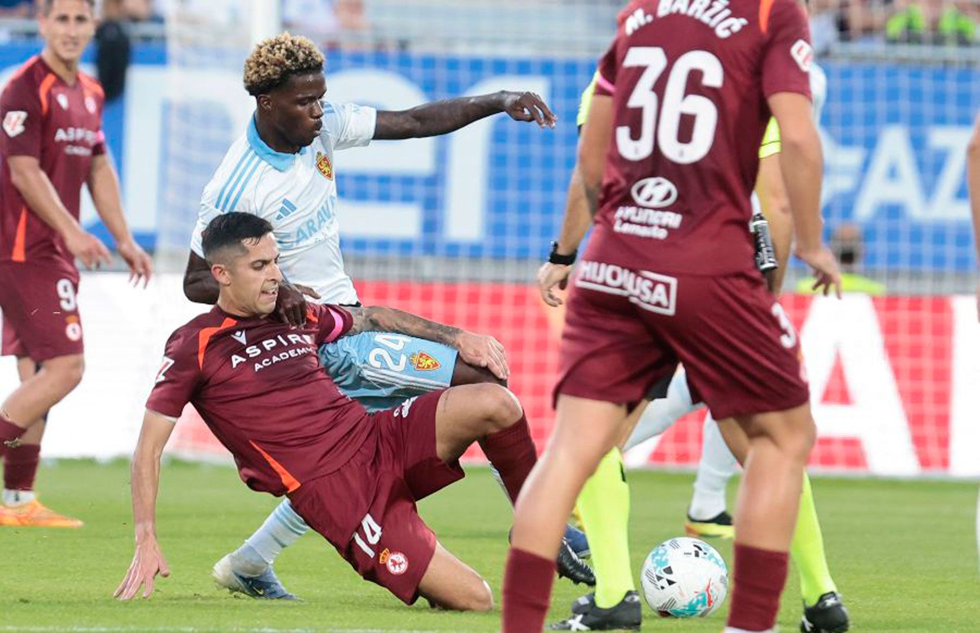 El mediocentro de la Cultural, Bicho, pelea por un balón dividido con el jugador del Zaragoza en el choque de la primera vuelta. | LALIGA