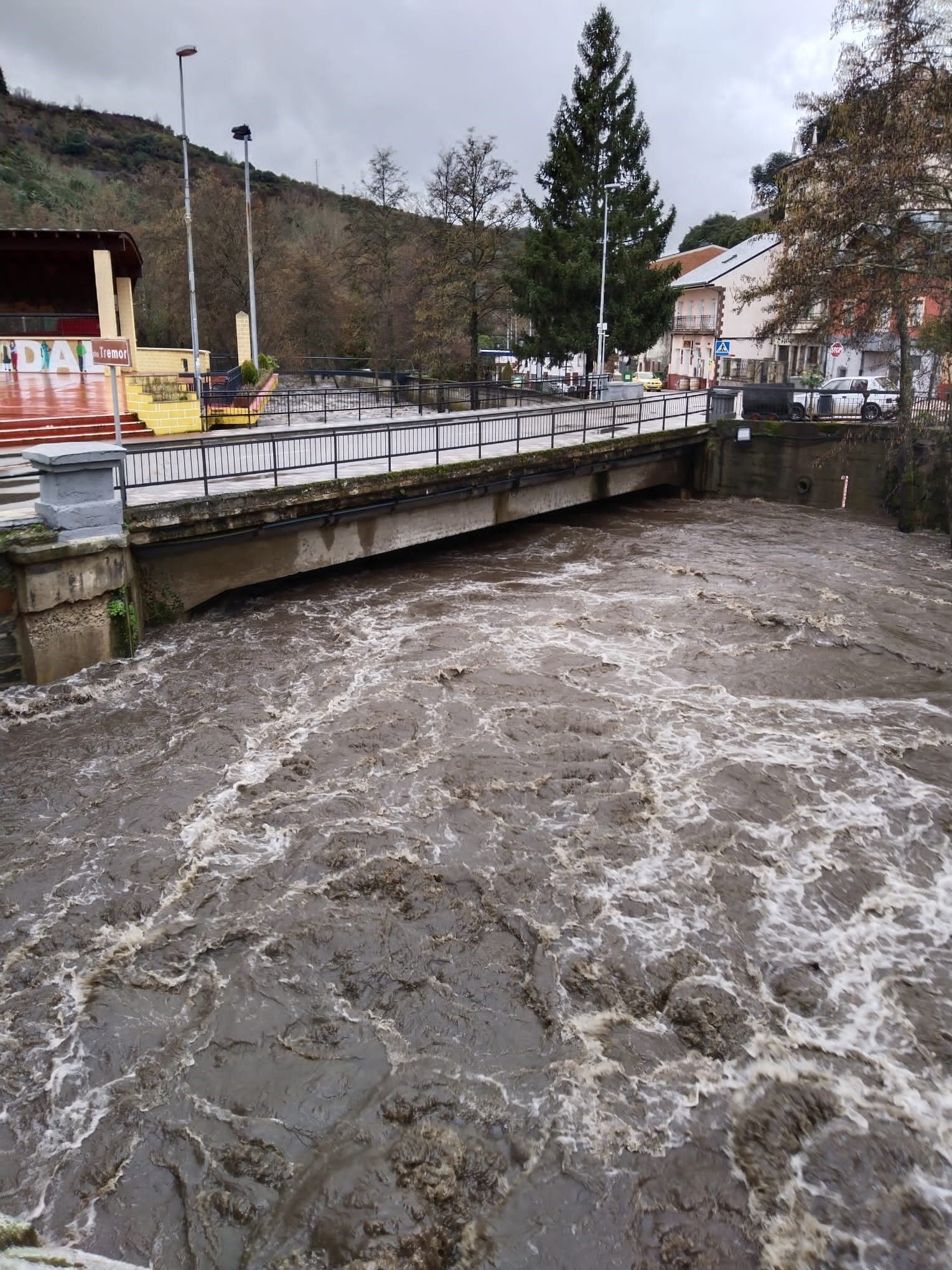 Río Tremor a su paso por Torre del Bierzo.