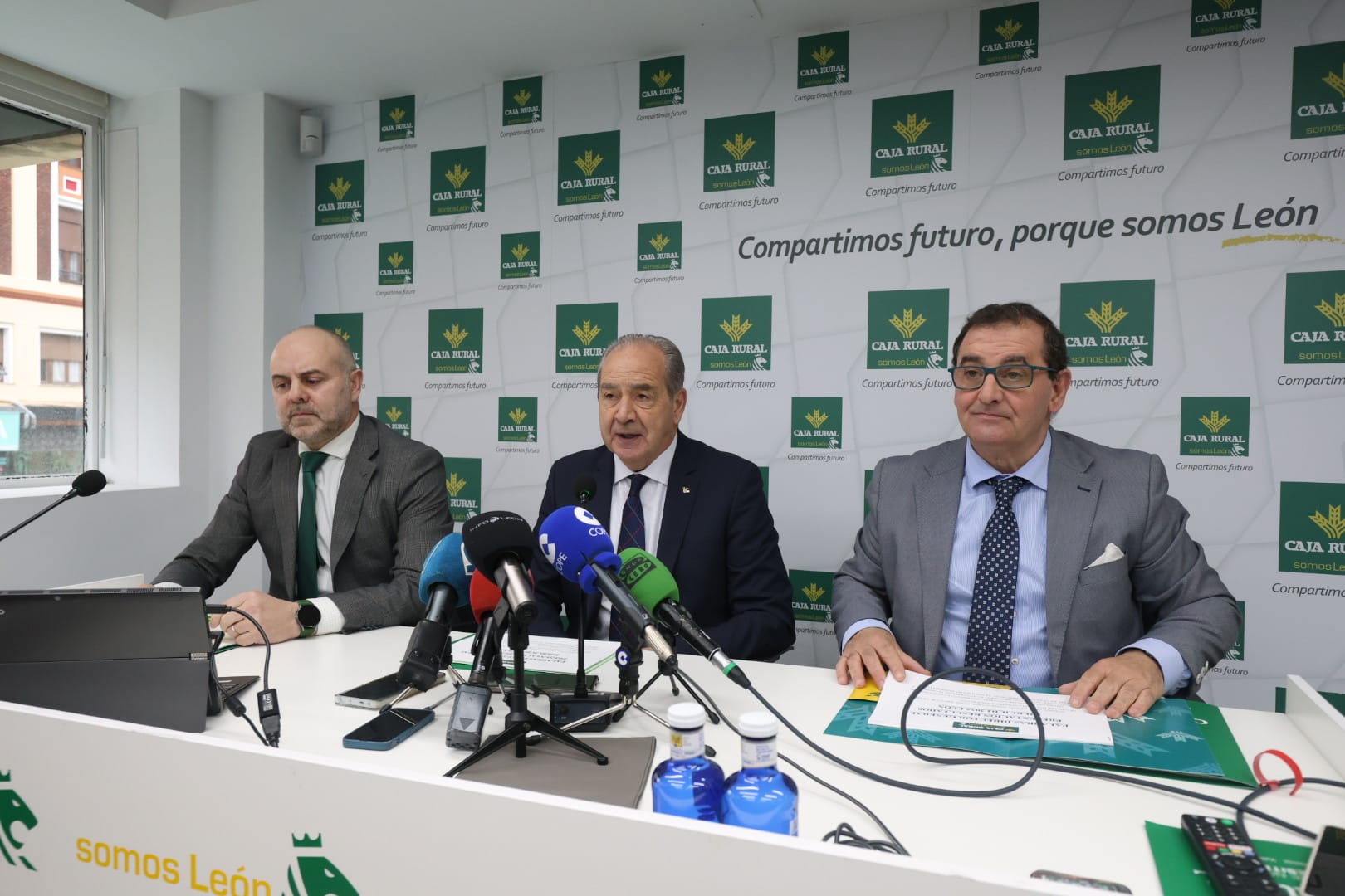 Cipriano García, director general de la entidad, Narciso Prieto Martín, responsable de comunicación y Alejandro Hidalgo Borbujo, director de Expansión. | FERNANDO OTERO