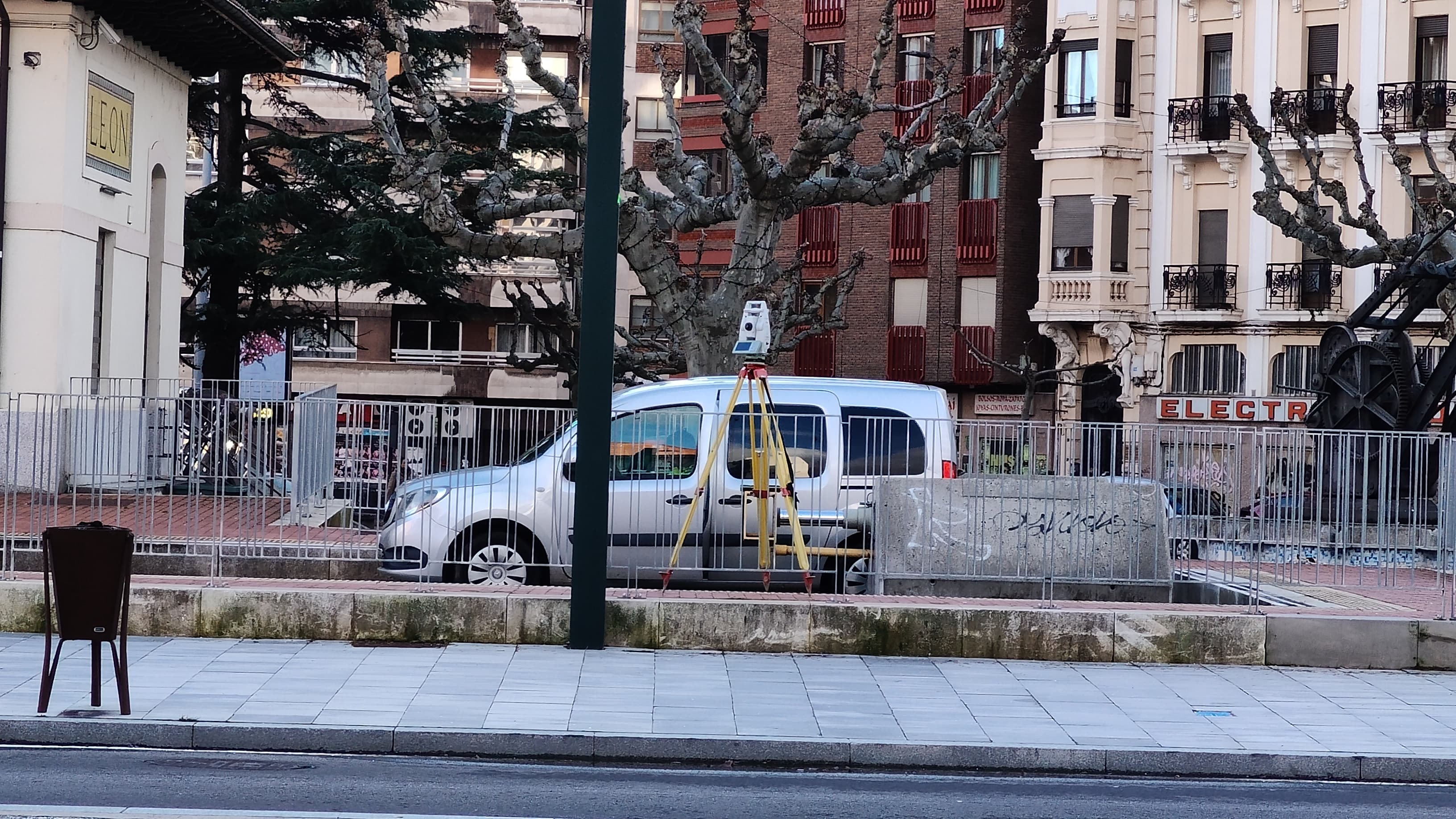 Mediciones en el entorno de la estación de Feve en la avenida Padre Isla. | L.N.C.