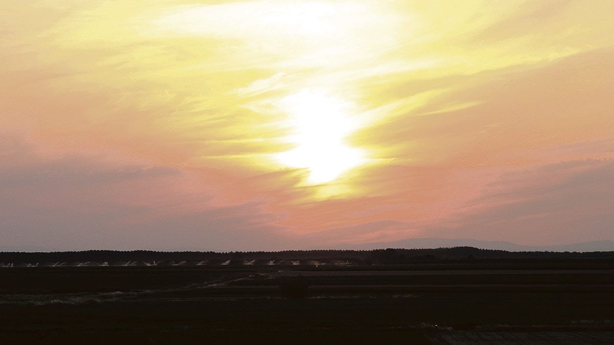 Atardecer desde el puente de la autovía en Villademor de la Vega con la mirada puesta en el Páramo. | T. GIGANTO