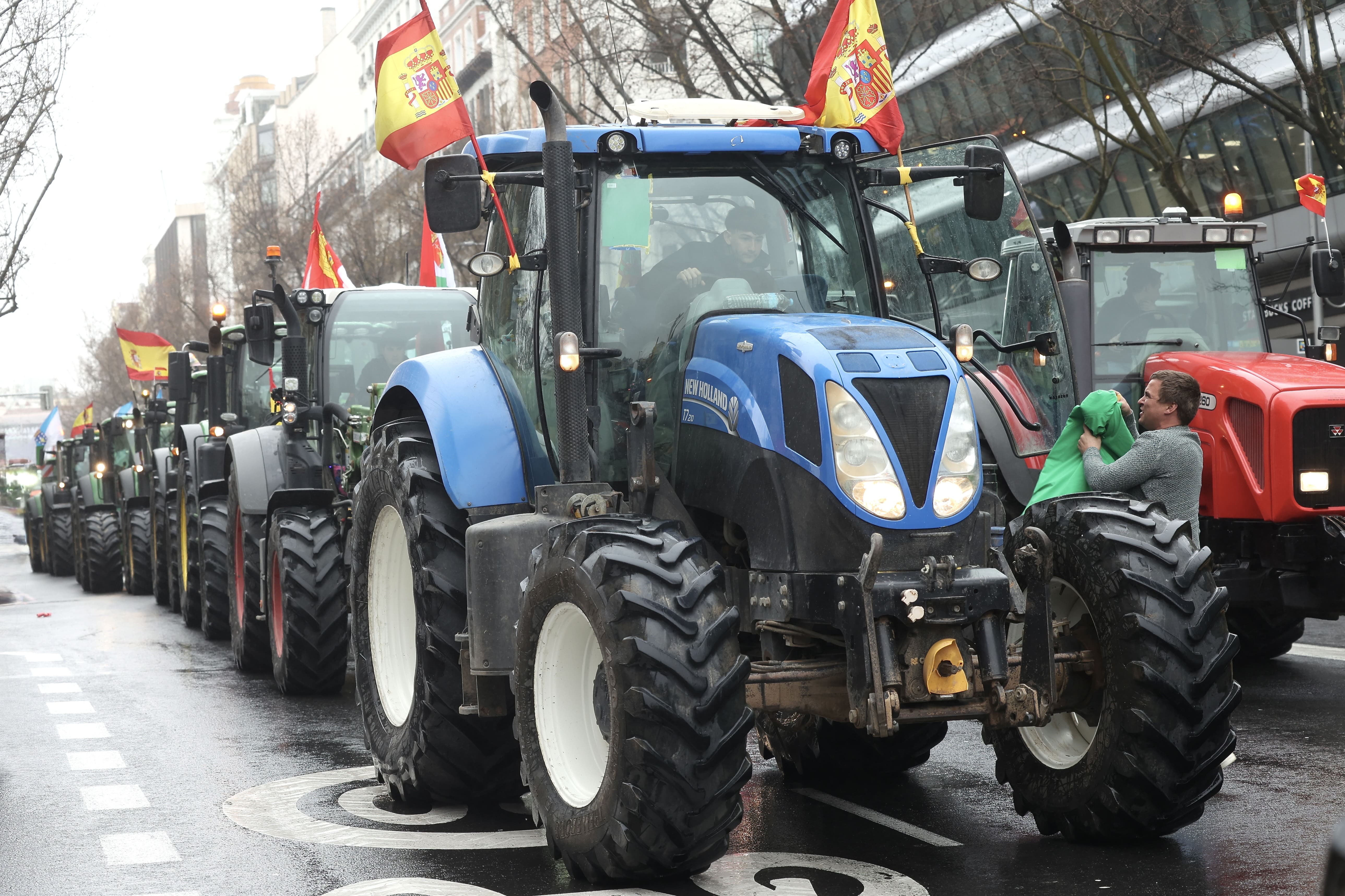   Manifestación de agricultores con tractores para protestar por los acuerdos con Mercosur. JUAN LÁZARO (ICAL)