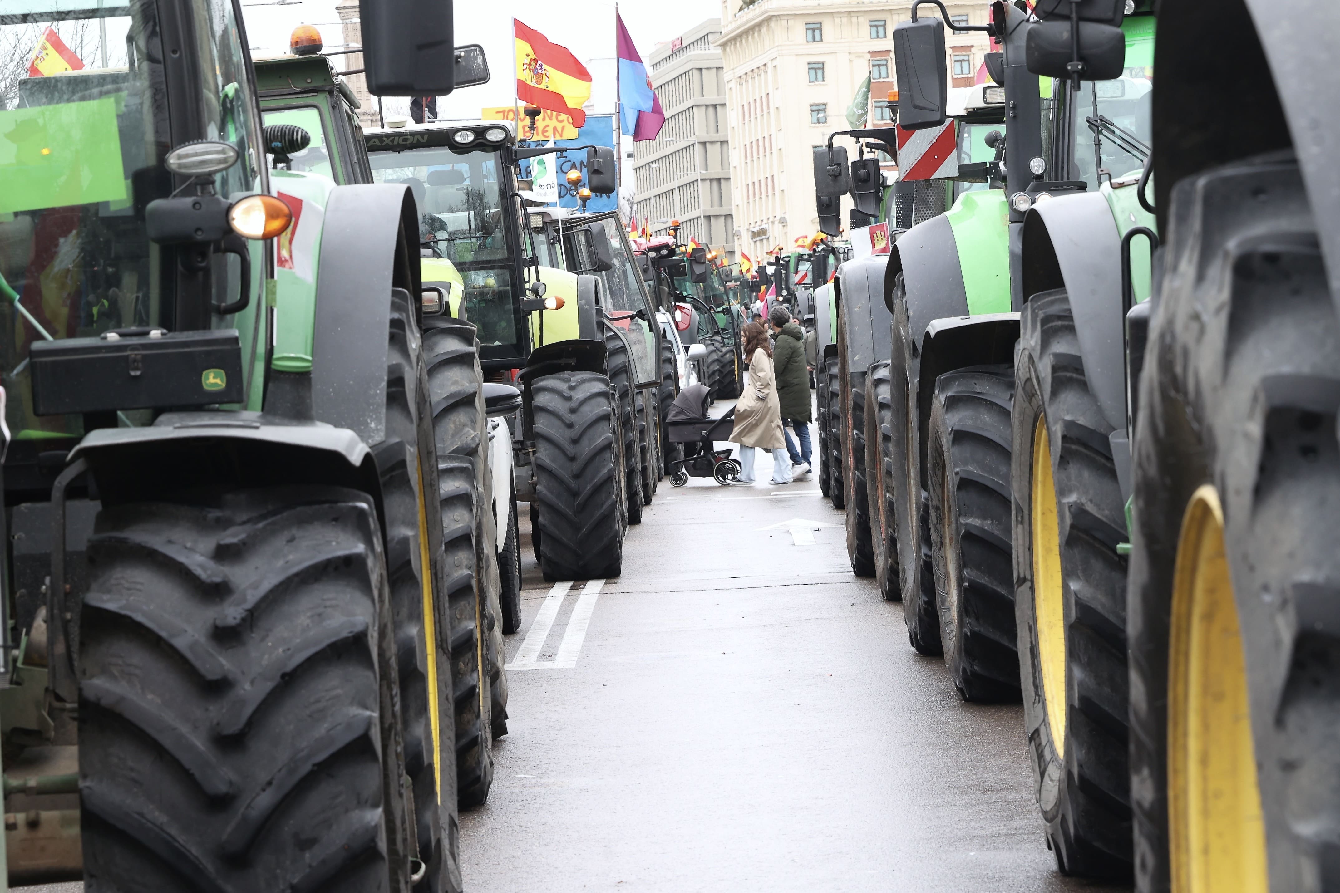   Manifestación de agricultores con tractores para protestar por los acuerdos con Mercosur. JUAN LÁZARO (ICAL)
