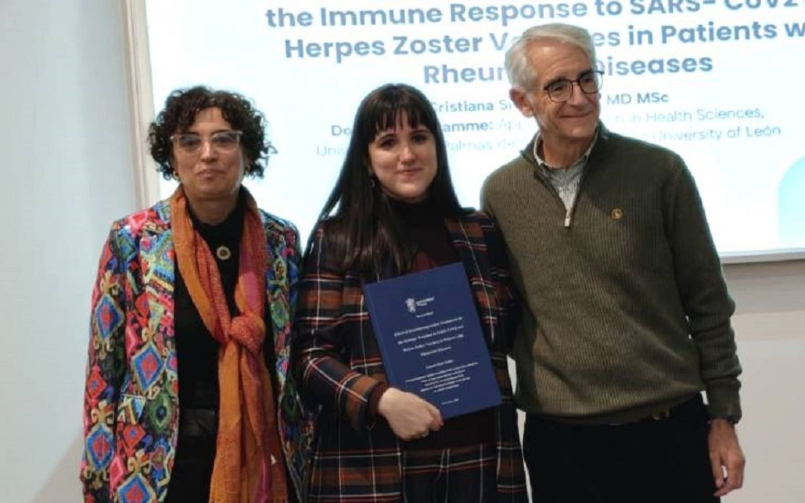 En el centro Cristiana Sieiro, junto a sus directores de tesis, Ana Mª Sahagún y José Mª García | L.N.C.