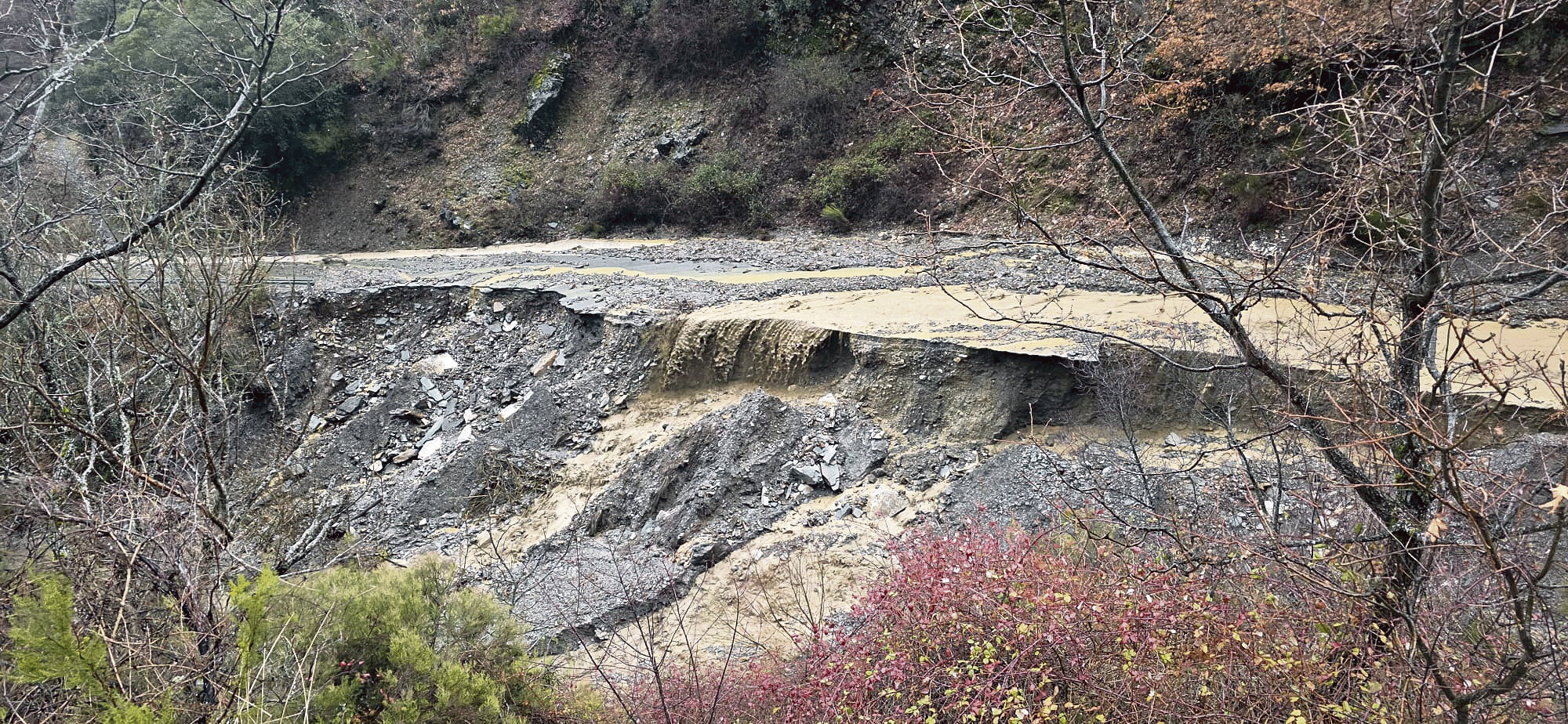 Carretera a Peñalba de Santiago, de nuevo con derrumbes.