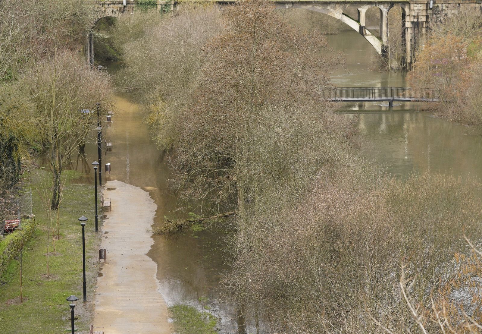 El agua ha llegado al paseo del Sil, en Ponferrada. | C.S. (ICAL)