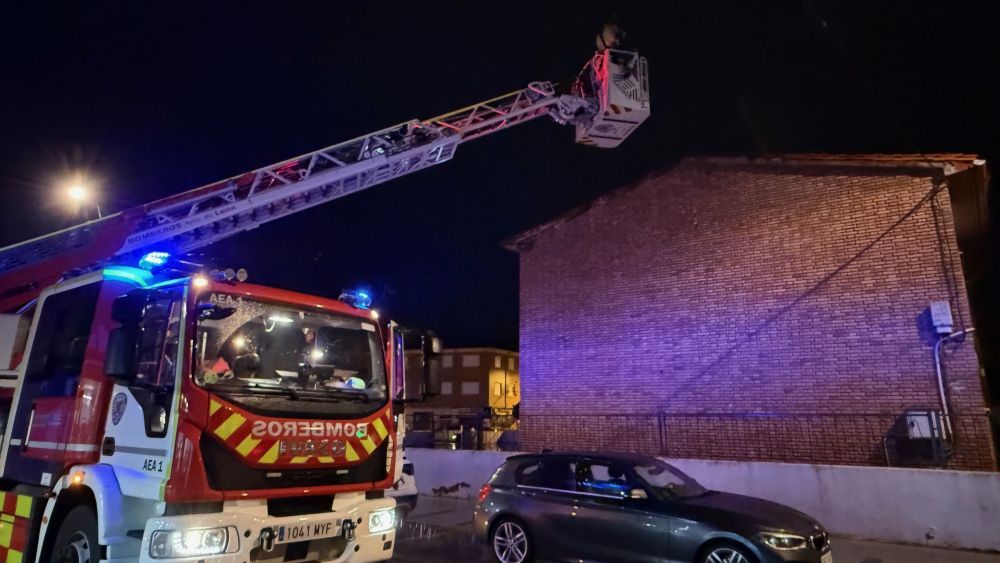 Bomberos de León intervienen en el CEIP Trepalio el pasado mes de diciembre tras hundirse el tejado.| L.N.C.