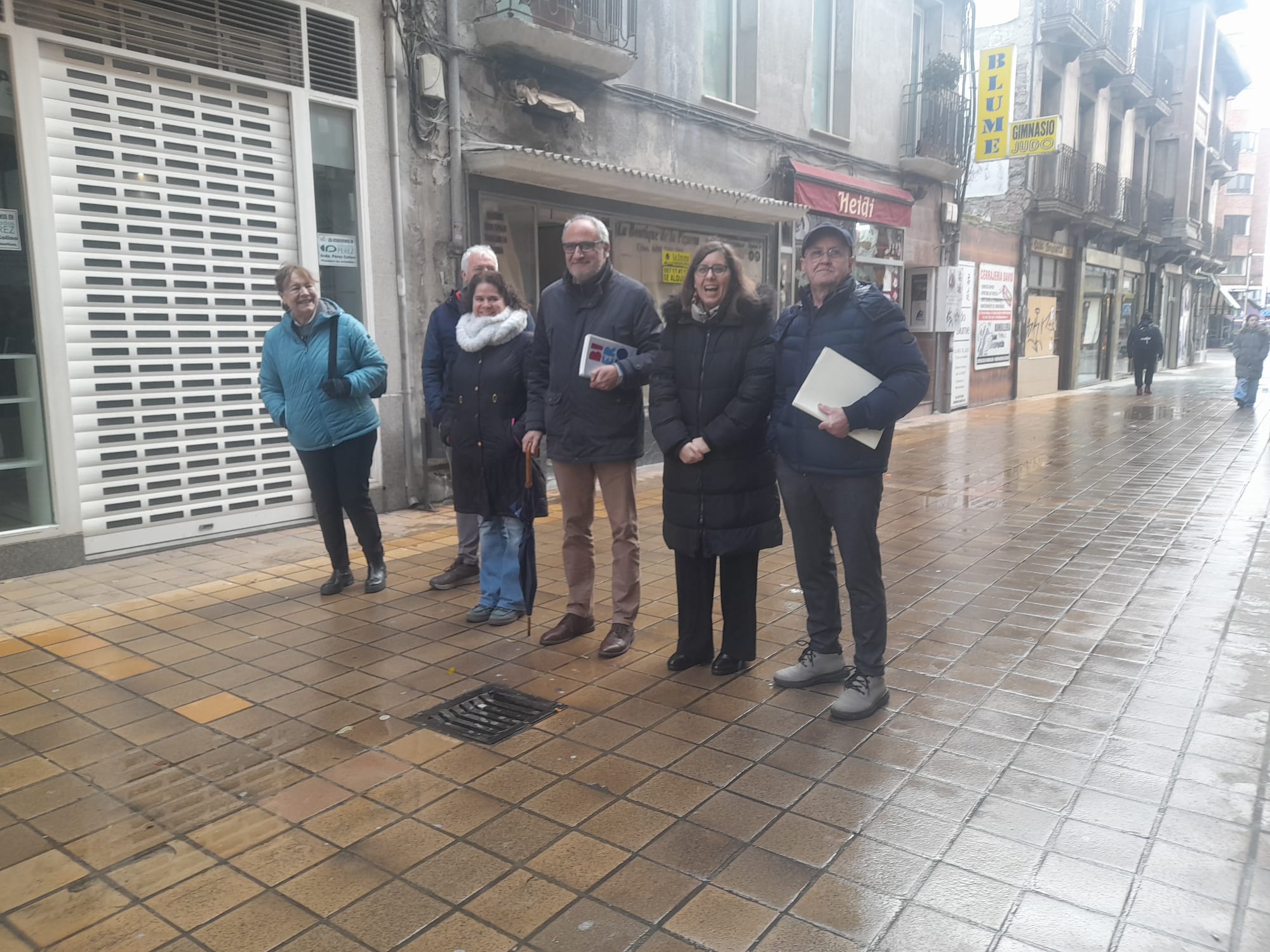 El PSOE paseando por la calle del Cristo, con multitud de establecimientos cerrados. | MAR IGLESIAS