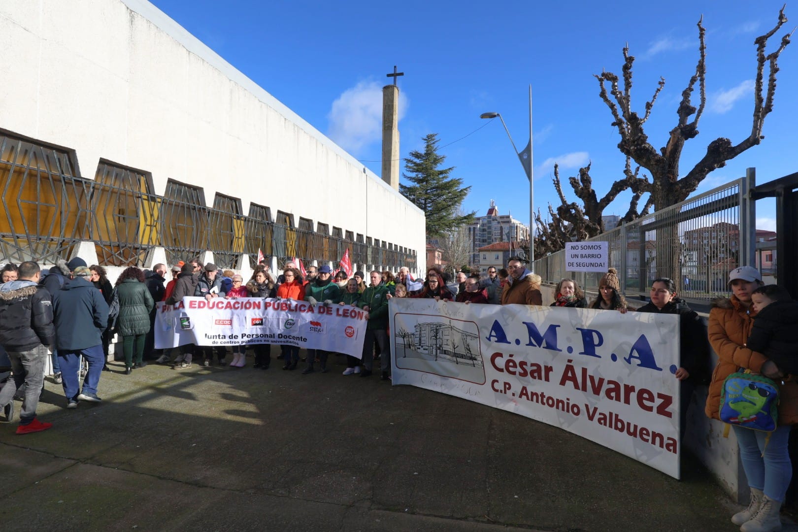 Protesta de este jueves a las puertas del Colegio Antonio Valbuena. | FERNANDO OTERO